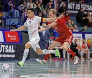 Hohe Futsal-Hürde übersprungen - Was für ein Auftakt: Gabriel Oliveira schüttelte schon nach wenigen Sekunden seinen Gegenspieler ab und vollendete zur 1:0-Führung für die Hohenstein-Ernstthaler. 