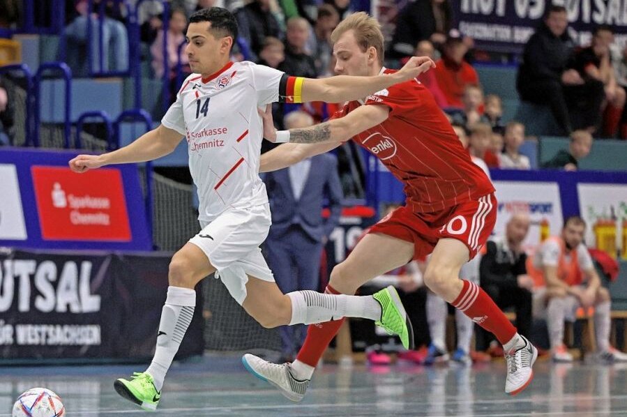 Hohe Futsal-Hürde übersprungen - Was für ein Auftakt: Gabriel Oliveira schüttelte schon nach wenigen Sekunden seinen Gegenspieler ab und vollendete zur 1:0-Führung für die Hohenstein-Ernstthaler. 