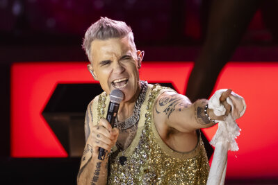 Robbie Williams bei einem Auftritt in der Schweiz im letzten Jahr. Der britische Popstar wird 50 Jahre alt.