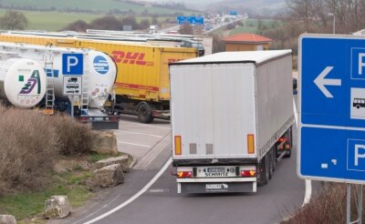 Hohe Hürden für Trucker-Übernachtung - Keine Seltenheit: von Lastkraftwagen zugeparkte Autobahnrastplätze.