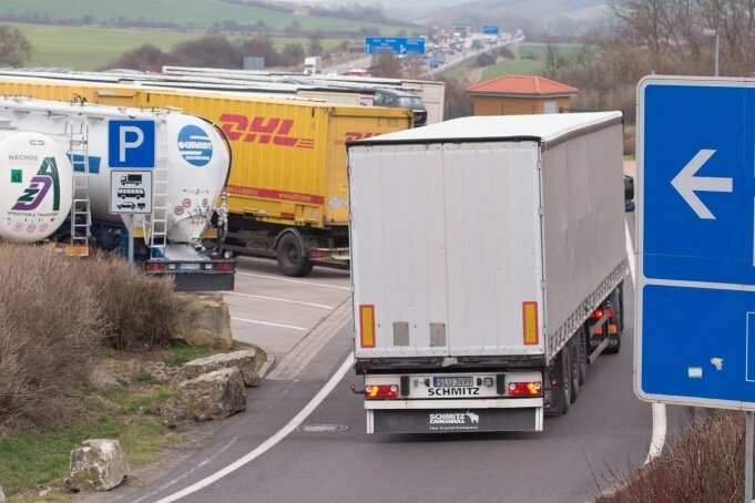 Hohe Hürden für Trucker-Übernachtung - Keine Seltenheit: von Lastkraftwagen zugeparkte Autobahnrastplätze.