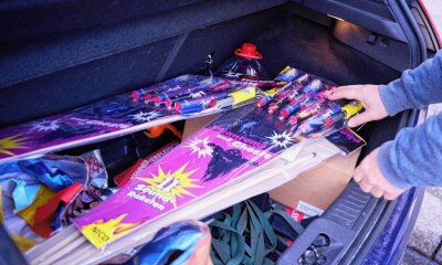 Hohe Nachfrage nach Feuerwerksbatterien - Das Feuerwerk gehört für viele Plauener an Silvester dazu. Seit Donnerstag verkaufen Discounter und Märkte Raketen und Knaller.
