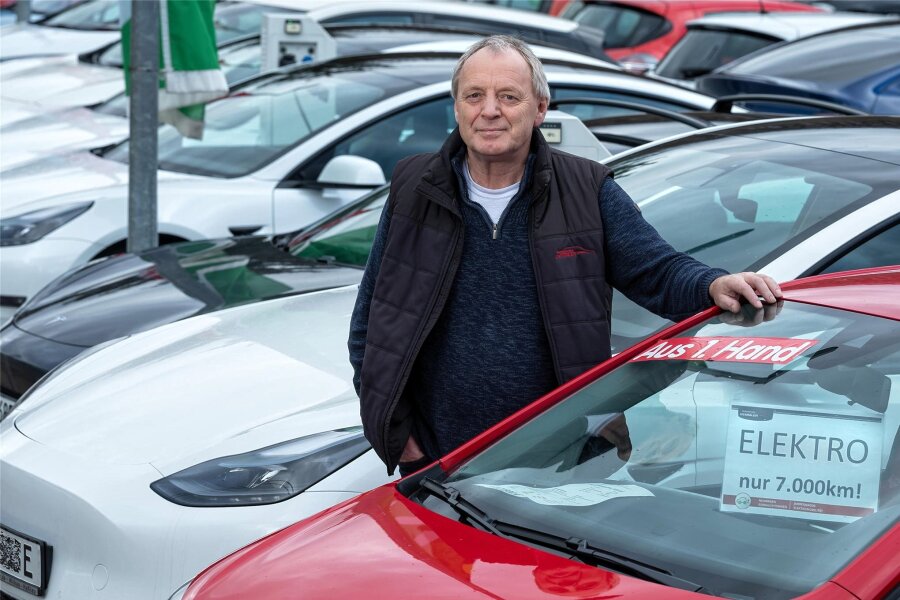 Hohe Preise oder Unsicherheit - Warum kaufen Sachsen kaum gebrauchte E-Autos? - Frank Demmler (64) führt einen Autoservice in Wilkau-Haßlau. Elektroautos verkaufen er und seine Kollegen seit rund zehn Jahren.
