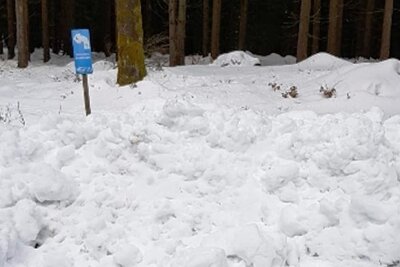 Hohe Schneemauern in Zwota bremsen Skispaß auf der Loipe aus - Mit Schneemauern zugeschobener Loipeneinstieg am Holzabfuhrplatz. 