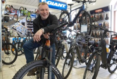 Hohe Spritpreise: Fahrradhändler aus Zwickau erleben Ansturm - Frank Gronwald vom Radpoint Zwickau sagt, dass mit den gestiegenen Spritpreisen noch mehr Leute aufs Rad umsteigen. 