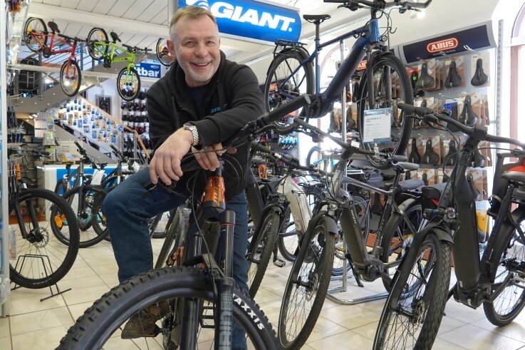 Hohe Spritpreise: Fahrradhändler aus Zwickau erleben Ansturm - Frank Gronwald vom Radpoint Zwickau sagt, dass mit den gestiegenen Spritpreisen noch mehr Leute aufs Rad umsteigen. 