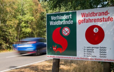 Hohe Waldbrandgefahr in Sachsen - Ein Schild weist nach langer Trockenheit die Waldbrandgefahrenstufe 5 aus.