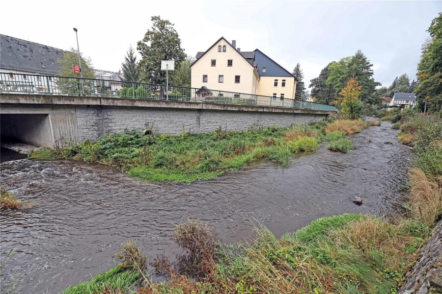 Hohe Wasserstände an Mulde und Bobritzsch - Die Bobritzsch im Ortsteil Naundorf verwandelt sich bei Hochwasser zu einem reißenden Strom.