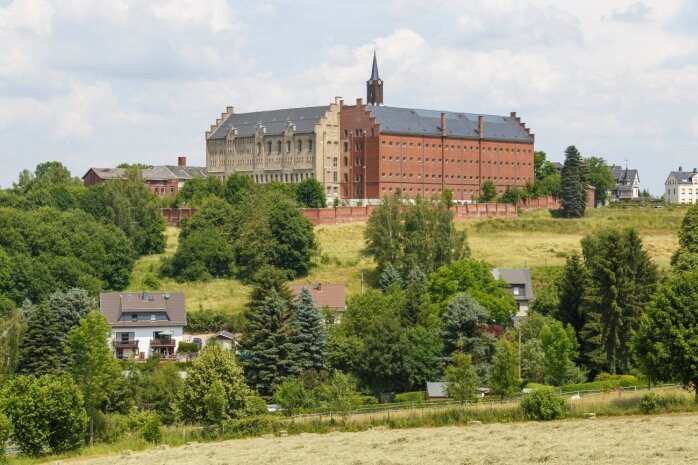 Auf einer freien Fläche am Schloss Hoheneck soll ein Wohngebiet entstehen. Das Areal reicht von der Heinrich-Heine-Straße über den Gartenstadtweg bis zur Straße Am Waschbrunnen und grenzt an den Süd- und Westflügel des Schlosses. 