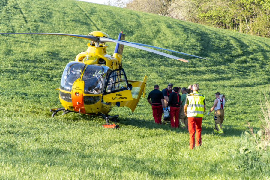 Hoheneck: Hubschraubereinsatz nach schwerem Motorradunfall - Der Hubschrauber musste den Fahrer der Honda in ein naheliegendes Krankenhaus bringen.