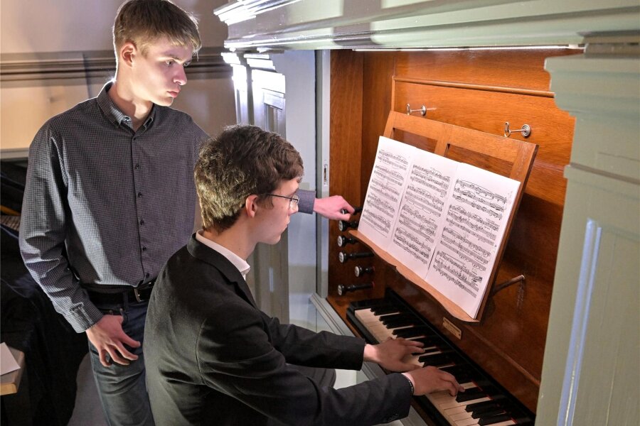 Hoheneck: Wenn eine Orgel nach 50 Jahren wieder erklingt - Organist Levin Lau aus Niederdorf (hinten) und Johannes Klemm aus Wolkenstein (vorn) haben die Orgel zur Einweihung gespielt.