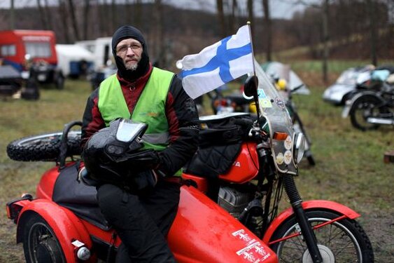 Timo Grönberg hält sowohl beim Hohenfichter Motorradtreffen als auch beim Augustusburger in der kommenden Woche die finnische Fahne hoch. Er ist der Winterbiker, der die weiteste Anreise auf sich nahm, über 4400 Kilometer quer durch Europa.   