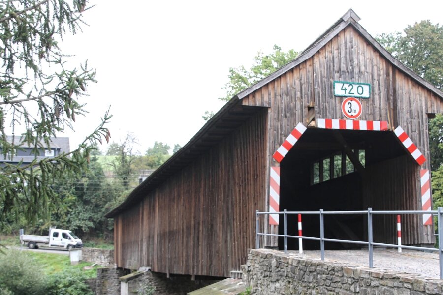 Hohenfichte: Holzbrücke vorerst nicht gesperrt - Die Holzbrücke in Hohenfichte bleibt vorerst befahrbar.