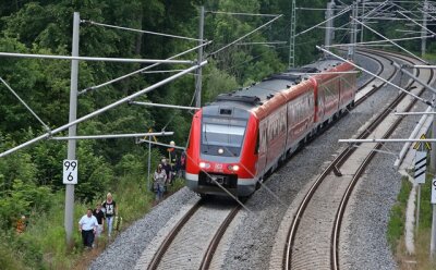 Die etwa 70 Reisenden, die sich im Zug befanden, mussten nach dem Unglück aussteigen und wurden mit einem Bus nach Hohenstein-Ernstthal gebracht.