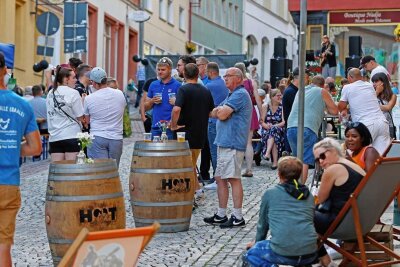 Hohenstein-Ernstthal: After-Work-Party auf der Weinkellerstraße - Liegestühle und Weinfass-Tische haben zum Plausch beim „Langen Donnerstag“ auf der Weinkellerstraße eingeladen.
