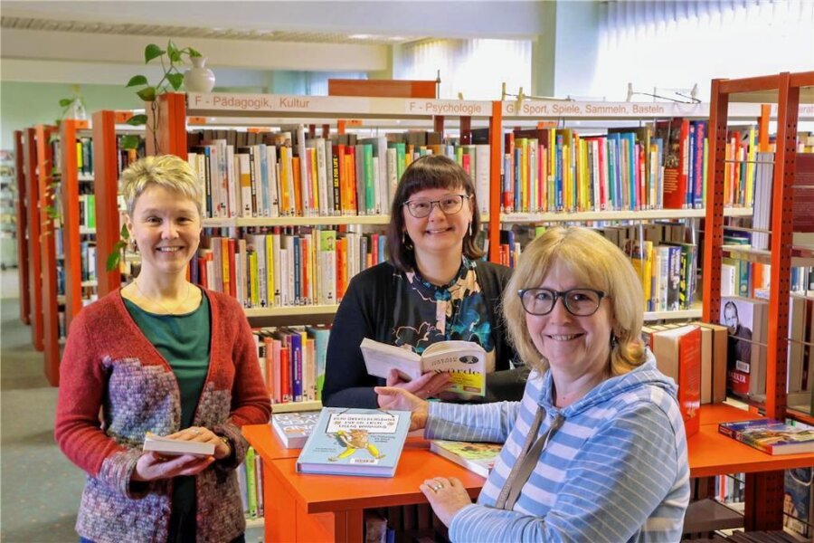 Hohenstein-Ernstthal: Bibliothek hat neue Chefin und neue Öffnungszeiten - Silke Möckel, Leiterin Manuela Beck und Sabine Scherm (von links) sind das Team der Stadtbibliothek. 