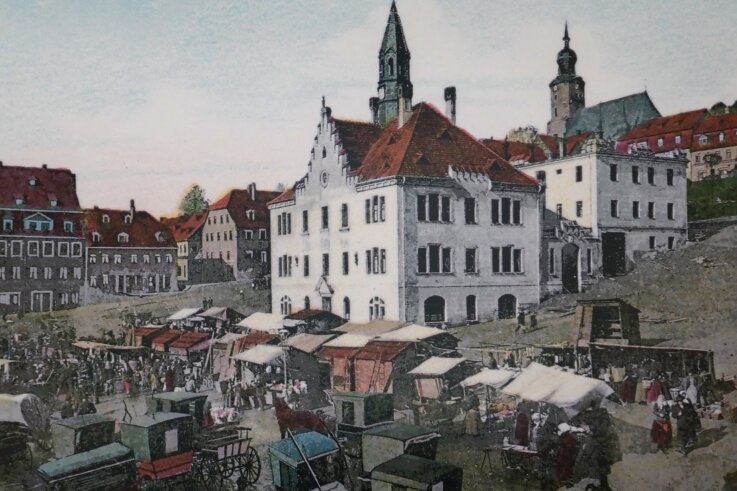 Eine historische Ansicht des Hohensteiner Altmarktes aus dem Kalender der Chemnitzer Firma HB-Werbung. 