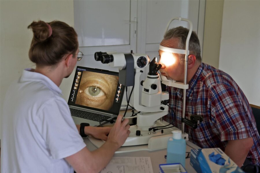 Hohenstein-Ernstthal: Die Augenuntersuchung im Test - Optometrist Konstantin Hahne bedient hier die Spaltkamera. „Ein schönes Auge“, meint er – aber dies liegt wohl im Auge des Betrachters.