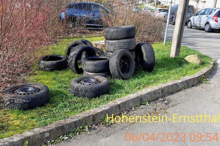 Dokumentation einer illegalen Entsorgung von Reifen durch das Ordnungsamt Hohenstein-Ernstthal. Solche Dreckecken beeinträchtigen das Stadtbild. Doch nicht nur das: Wo einmal Müll liegt, sinkt die Hemmschwelle, weiteren Müll abzuladen.