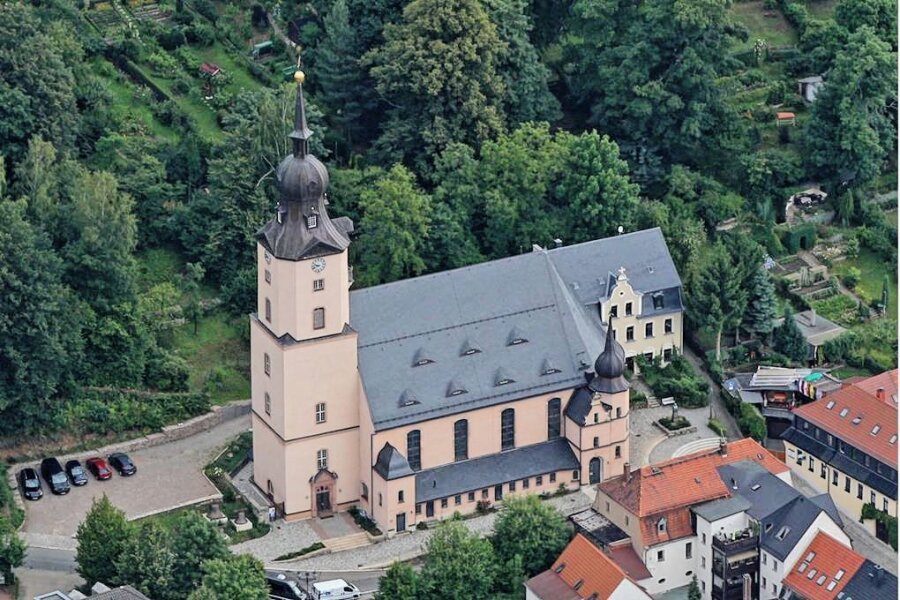 Hohenstein-Ernstthal: Diebe reißen Kupferrohre von Kirche ab - Von der St. Christophorikirche Hohenstein-Ernstthal wurden Kupferrohre abgerissen. 