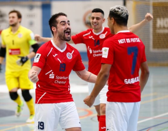 Hohenstein-Ernstthal feiert Futsal-Party - So schön kann Futsal sein: Kennedy Ribeiro (Nummer 19) von Hot 05 aus Hohenstein-Ernstthal freut sich mit Paulo Garibaldi über dessen Tor zum 3:0. 