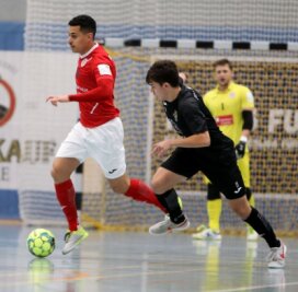 Hohenstein-Ernstthal festigt Platz 2 - Gut aufgelegt: Gabriel Oliveira (links) von HOT 05 Futsal traf am Samstag gegen Mainz doppelt. 