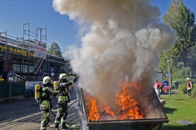 Hohenstein-Ernstthal: Feuer unmittelbar neben dem HOT-Badeland - In einem Container unmittelbar neben dem HOT-Badeland brannte es.