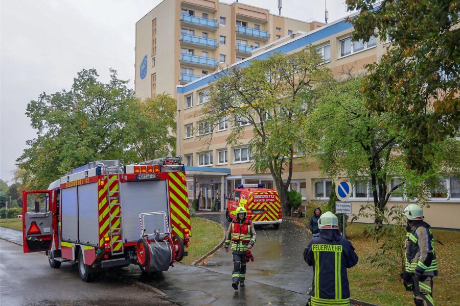 Hohenstein-Ernstthal: Feuerwehreinsatz am Seniorenheim - Mehrere Wehren rückten in die Südstraße aus.