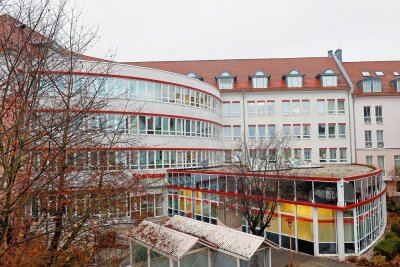 Hohenstein-Ernstthal: Firma Procurax lässt Papierberge verschwinden - Sitz der Firma procurax ist das Sparkassengebäude in der Stadtmitte von Hohenstein-Ernstthal. Bis 2019 war hier das Finanzamt ansässig.