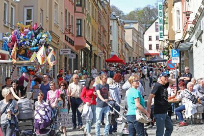 Hohenstein-Ernstthal: Frühlingsfest mit Livemusik - Solche Besuchermassen wünschen sich die Organisatoren des Frühlingsfestes auch in diesem Jahr.