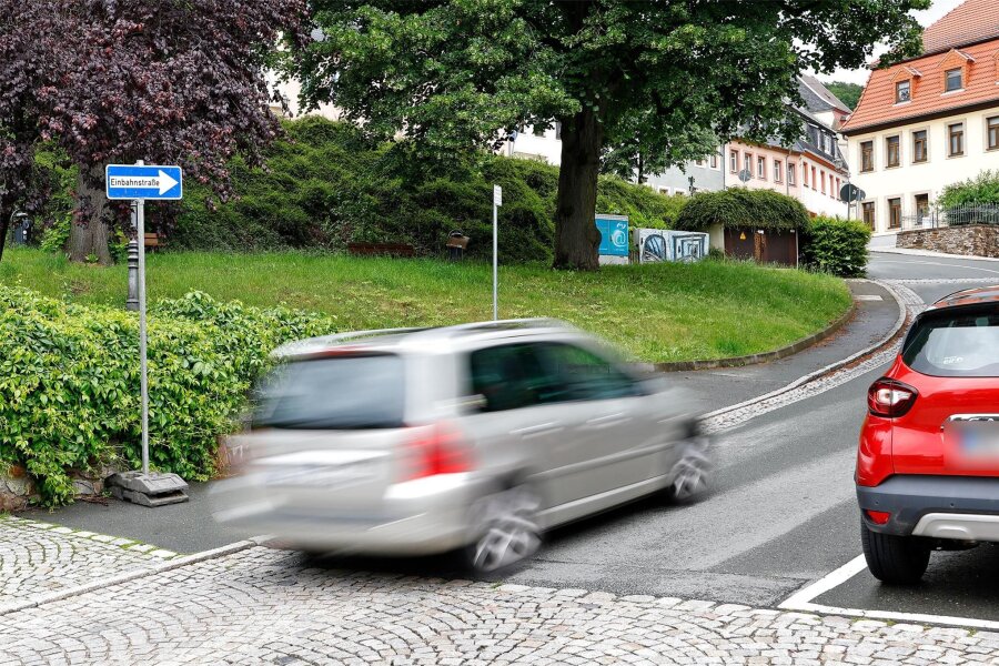 Hohenstein-Ernstthal: Geänderte Verkehrsführung wird wegen Straßenbaus am Badberg - Die Lichtensteiner Straße hinter dem Altmarkt in Hohenstein-Ernstthal ist als Einbahnstraße ausgewiesen.