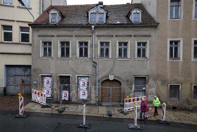 Hohenstein-Ernstthal: Gefahr durch herabfallende Dachziegel - Fußgänger müssen an der Dresdner Straße auf die Straße ausweichen – wegen herabfallender Dachziegel.