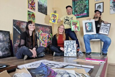 Die Hobbykünstler Mel.Abstract, Cassandra, Enny Raketenbeat und LZY Motherfucker (von links) zeigen im Jugendhaus "Off is" in Hohenstein-Ernstthal ihre Arbeiten unter dem Titel "Große Werkschau -Anspruch Punk".