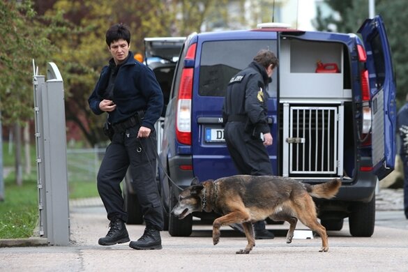 Mit Hunden durchsuchten Polizisten die Karl-May-Grundschule in Hohenstein-Ernstthal. 