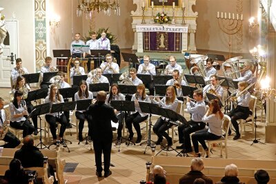Hohenstein-Ernstthal: Jugendblasorchester lädt zum Adventskonzert - Auch in diesem Jahr lädt das Jugendblasorchester in die Trinitatiskirche ein.