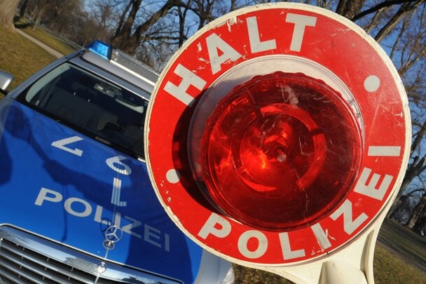 Hohenstein-Ernstthal: Junge angefahren - Polizei sucht Zeugen