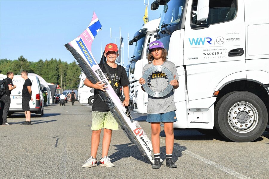 Hohenstein-Ernstthal: Junge Fans sammeln DTM-Trophäen vom Sachsenring - Für die einen ist es Schrott, für andere sind es wertvolle Andenken: John (links) und Anex haben sich nach der DTM am Sachsenring Souvenirs eingesammelt.