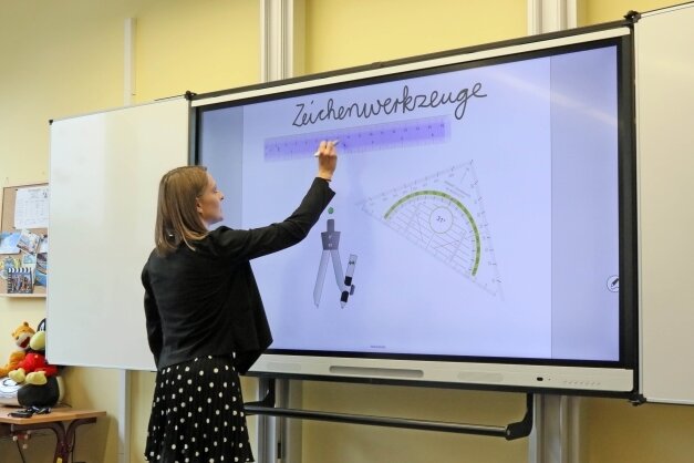 Hohenstein-Ernstthal kauft 62 digitale Schultafeln - Eine Lehrerin der Zwickauer Nicolaischule an einer digitalen Tafel, wie sie jetzt Hohenstein-Ernstthaler Schulen erhalten.