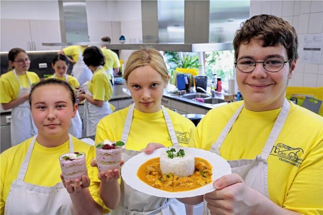 Hohenstein-Ernstthal: Koch-Triell in Lernförderschule "Am Sachsenring" - Die Vertretung der Klasse 8 bekam für ihr Menü die meisten Punkte. Von links Phoebe Steinbach, Michaela Schemel und Arthur Bor. Sie kredenzten Hähnchen-Curry und Quarkspeise auf Butterkeksen.