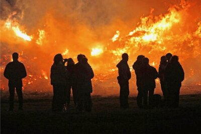 Nicht gut für die Umwelt, aber beliebte Tradition: Am 30. April werden wieder die "Hexenfeuer" lodern.