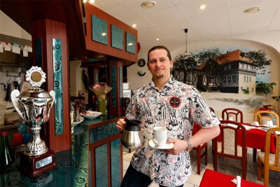 Hohenstein-Ernstthal: Nach harter Diagnose schließt Mario Rother seine Kaffeestube - Mario Rother in seiner Kaffeestube am Hohenstein-Ernstthaler Altmarkt. Das Gewerbe hat er bereits abgemeldet - „schweren Herzens“, sagt der Gastwirt.