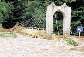 Hohenstein-Ernstthal: Schaulustige beobachten reißende Ströme - Zum reißenden Strom ist die Mulde in Wolkenburg geworden. Die Hängebrücke wurde von den Wassermassen arg in Mitleidenschaft gezogen.