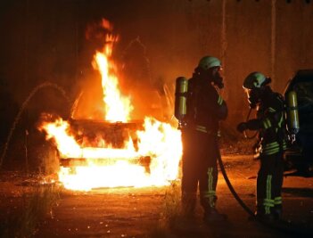 Hohenstein-Ernstthal: Übungsauto der Feuerwehr in Flammen - 