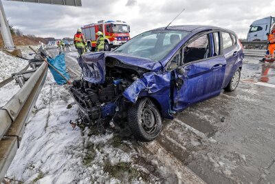 Hohenstein-Ernstthal: Unfall auf A 4: Ford-Fahrerin schwer verletzt ins Krankenhaus eingeliefert - Ein Ford ist auf der A 4 kurz vor der Abfahrt Hohenstein-Ernstthal gegen die Leitplanke gekracht.