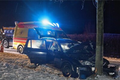 Hohenstein-Ernstthal - Unfall Richtung Autobahn: Pkw bei Schneeglätte gegen Baum gefahren - Wegen eines Unfalls war die Straße zeitweise gesperrt. 