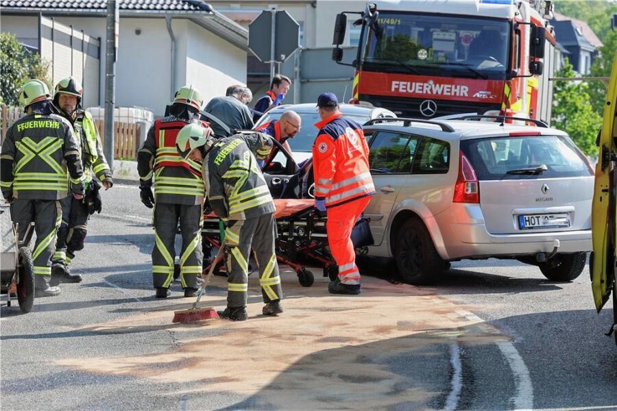 Hohenstein-Ernstthal: Verletzter bei Zusammenstoß - An der Kreuzung Friedrich-Engels-Straße/Paul-Greifzu-Straße kam es zur Kollision.