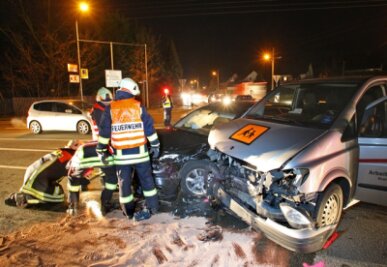 Vier Verletzte und gut 25.000 Euro Schaden sind die Bilanz eines Unfalls am Mittwochmorgen in Hohenstein-Ernstthal. 