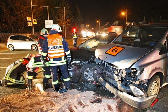 Vier Verletzte und gut 25.000 Euro Schaden sind die Bilanz eines Unfalls am Mittwochmorgen in Hohenstein-Ernstthal. 