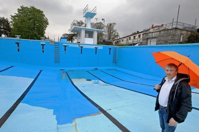 Das Becken in Gersdorf erhält einen neuen Anstrich. Wenn es aber wie am Freitag regnet, so Bürgermeister Erik Seidel, ruhen die Arbeiten. 