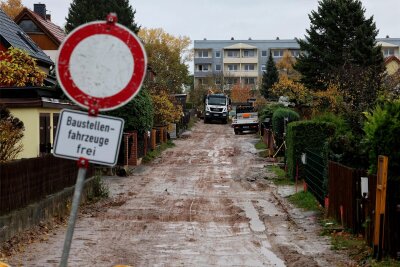 Hohenstein-Ernstthal: Warum es auf der Theodor-Körner-Straße derzeit zappenduster ist - Schlammig und kein Licht: Die Theodor-Körner-Straße ist derzeit eine Herausforderung für Anwohner.
